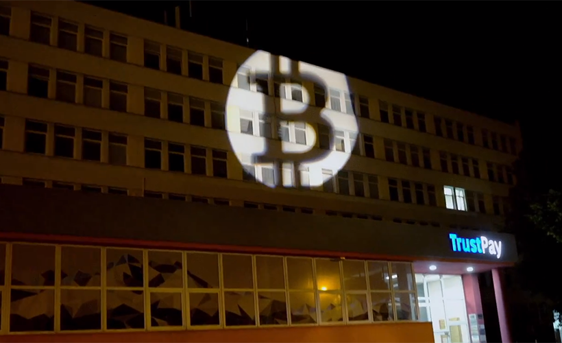 На здании Центробанка Словакии появилось гигантское лого биткоина
