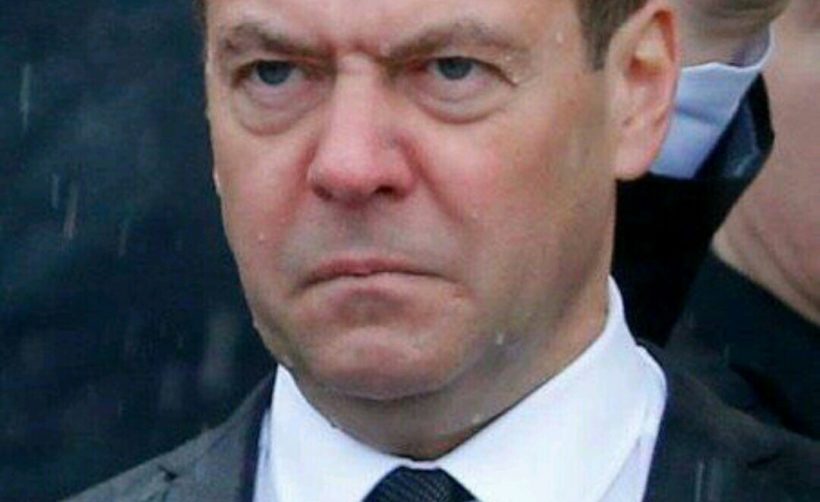 Медведев и правительство России уходят в отставку