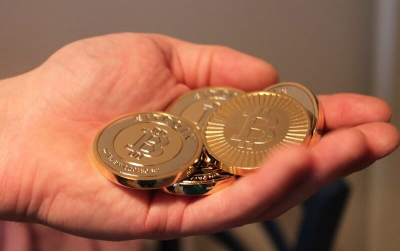Инвесторы массово выводят криптовалюту с бирж